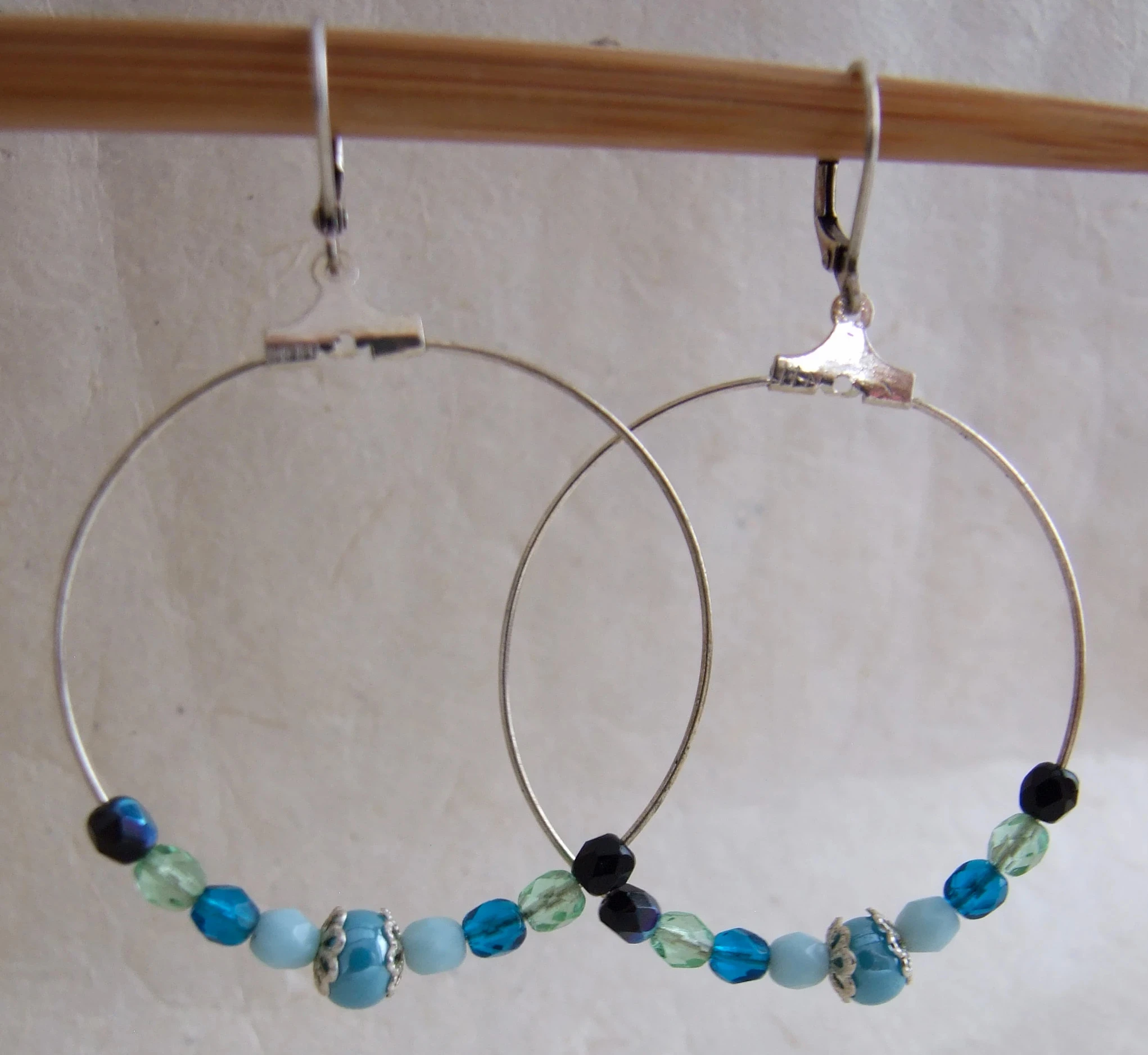 Brincos de argola com contas de vidro verde e azul, estrutura prateada – photo 2
